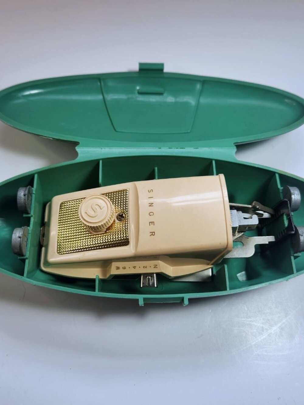 Vintage Singer Buttonholer Attachment 2482607 Green Clamshell Jetson Case USA